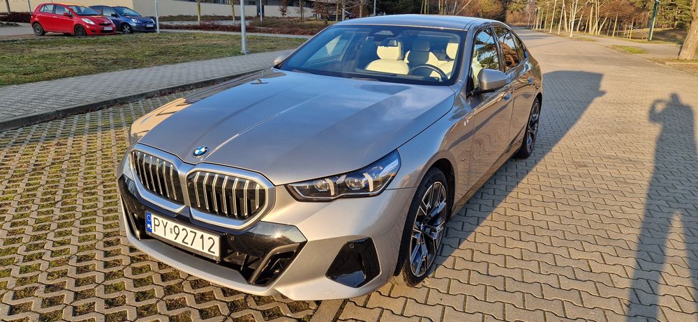 Najnowsze BMW serii 5 wraz z kierowcą.