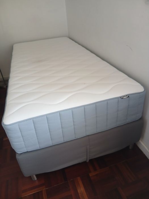 Sommier ikea 90x200 cm, com pés e forro, como novo.