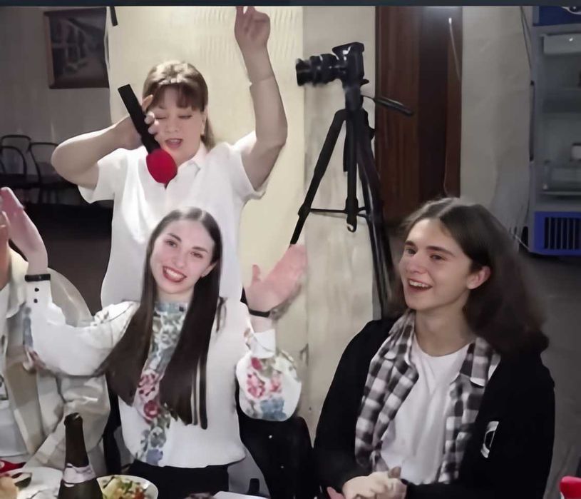 Ведуча‑тамада Олена Запорізька-400грн\г. Музика,караоке,дим,декор,фото