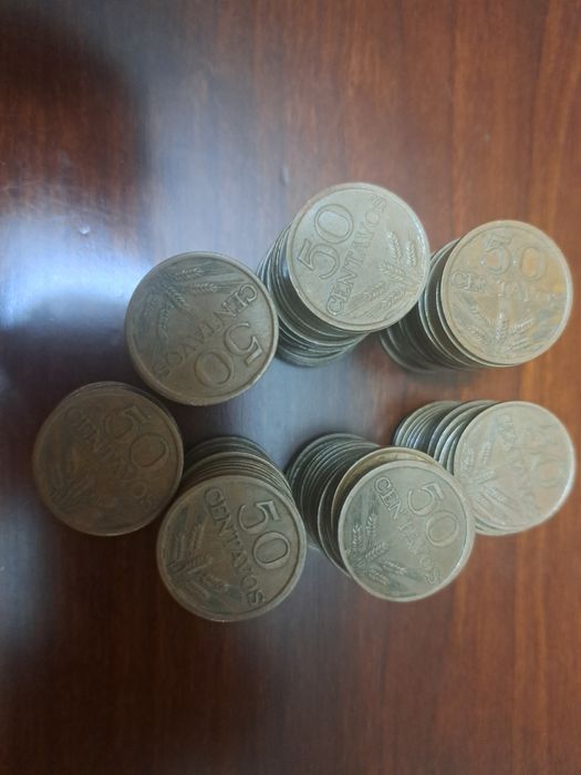 Moedas de 1 escudo e de 50 centavos