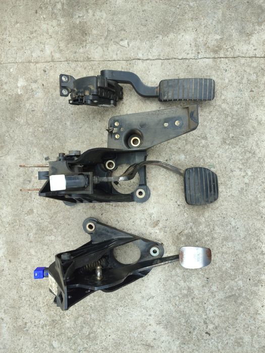 Продам педали на renault laguna II