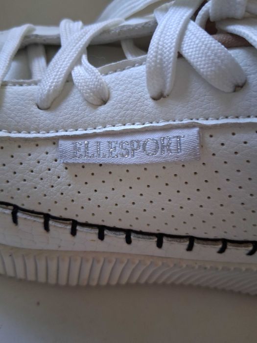 Białe  damskie adidasy.