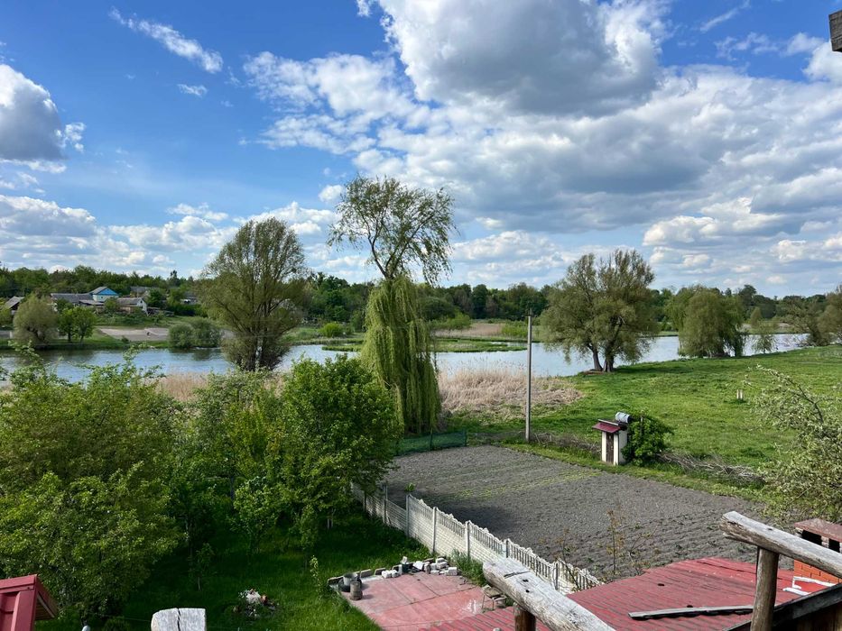 Будинок біля річки