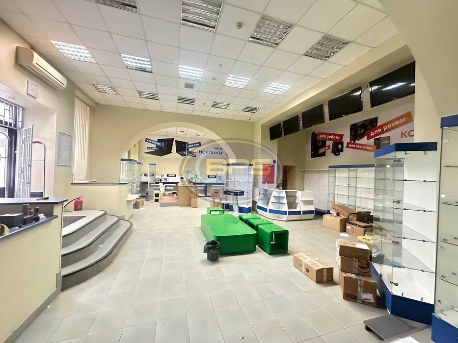 Продаж фасадного приміщення із стабільним орендатором