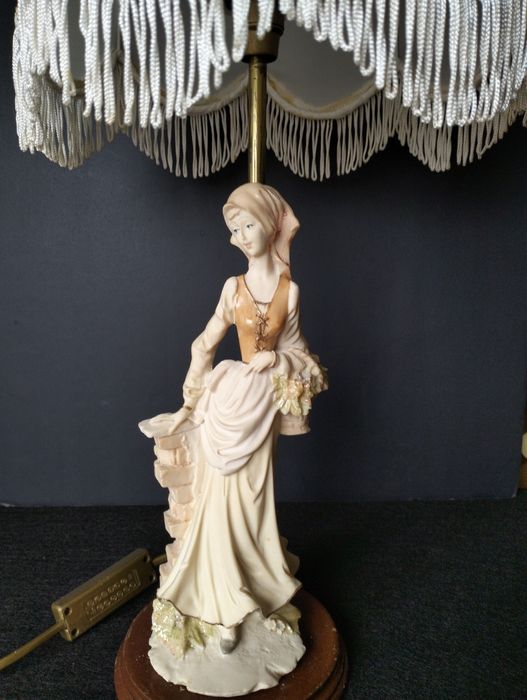 Candeeiros pequenos com abajur.