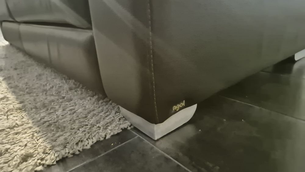 Sofá em pele genuína castanha da marca Agol