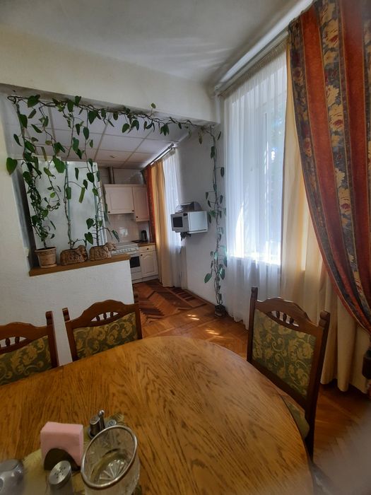 3 кімнатна  квартира  ,,сталінка"   в самому  центрі. Ціну знижено.