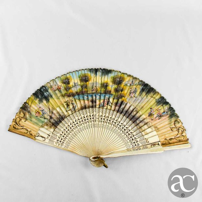Leque francês pintado à mão em Seda e Madeira, 1ª metade do séc. XX