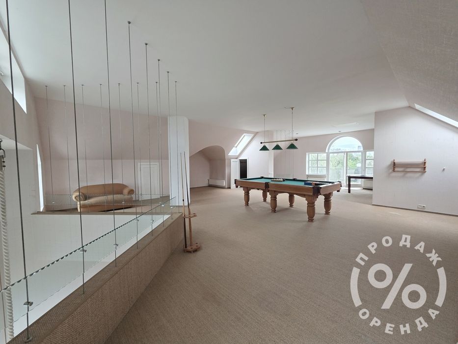 Стильний будинок у центрі з більярдною та камінною кімнатою