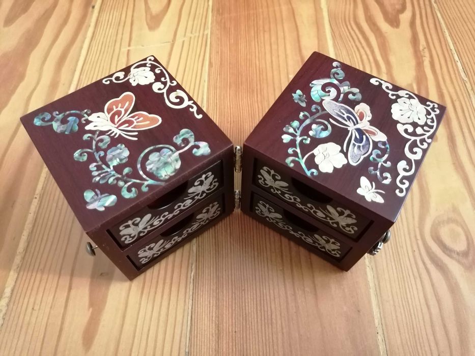 Caixinha de joias Coreana lacada com desenhos a madre pérola