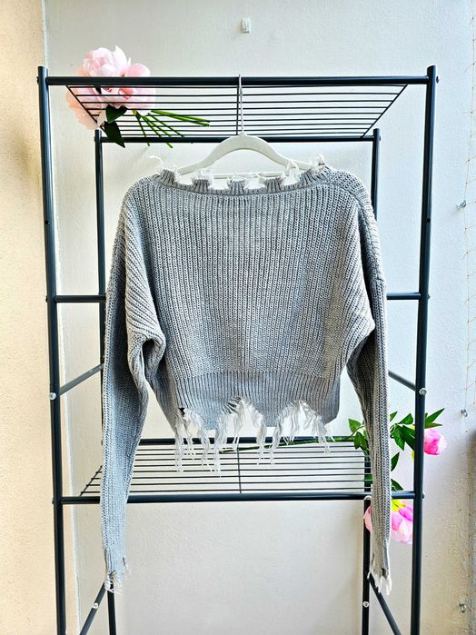 Sweter z przetarciami dziurkami postrzępionym dołem frędzle gładki