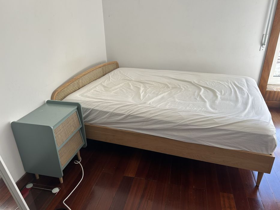 Vendo Cama queen size sem colchao e mesa de cabeceira