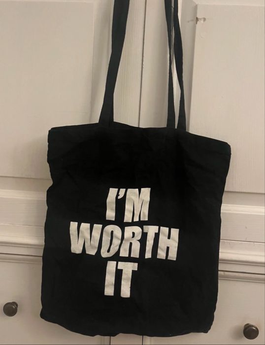 Czarna torba z napisem.