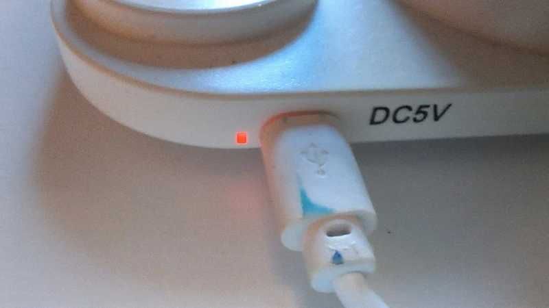 Candeeiro de mesa com USB. Levantar no Porto
