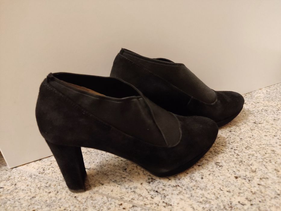 Buty przejściowe zamszowe czarne Clarks 36 wysokie platforma