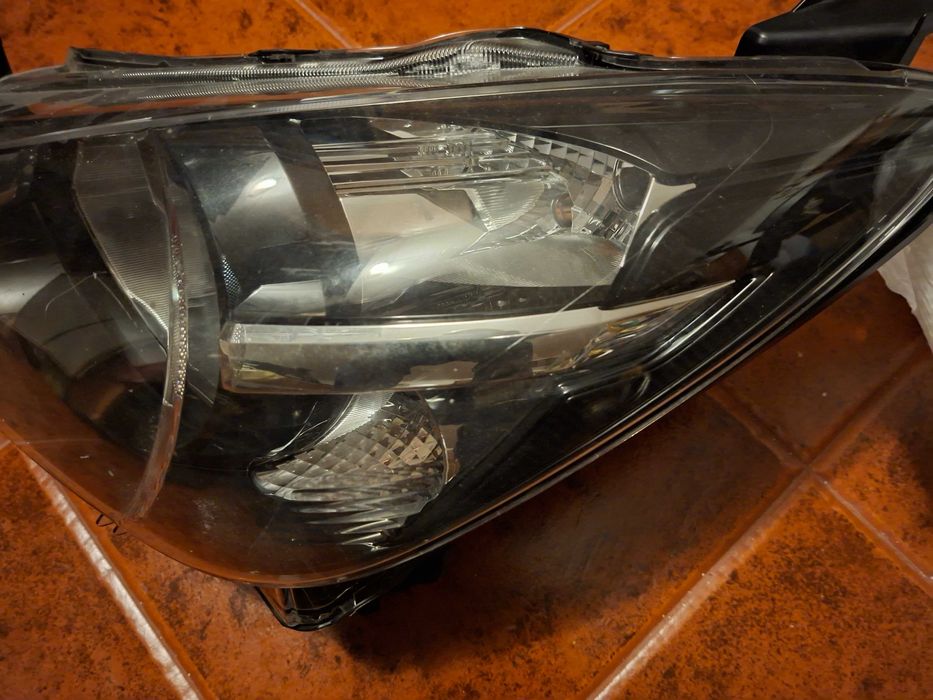 Farol Mazda 2 SKYACTIV 2017 lado esquerdo original usado