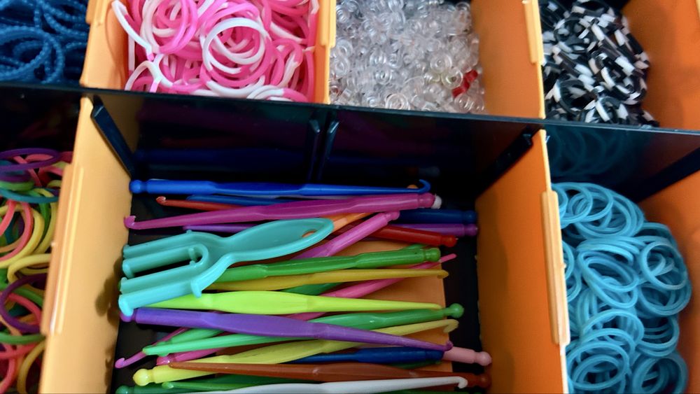 Caixa com elasticos e acessorios