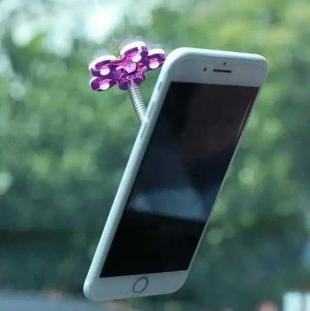 Подставка держатель для телефона на силиконовой липучке в автомобиль