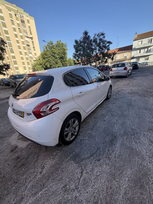 Peugeot 208 1.6 BlueHDI 92cv (2014) – Excelente Estado, Muito Económico