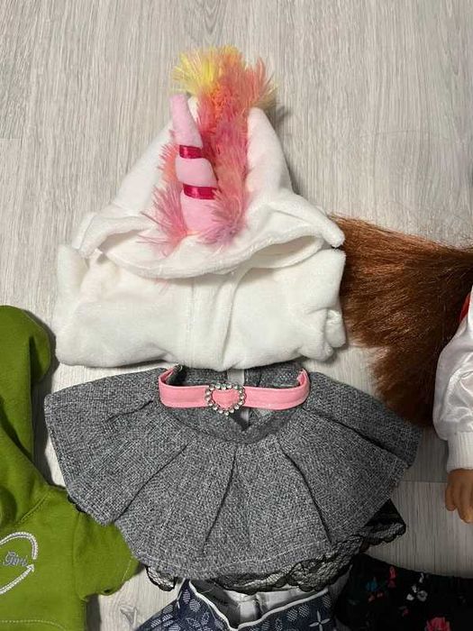 Lalka mówiąca z ubrankami.