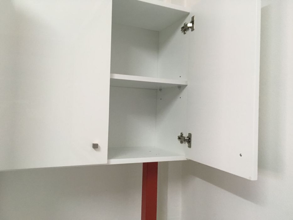 Móvel multifuncional em acabamento branco brilhante