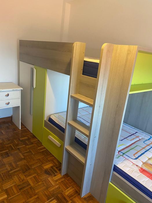 Beliche com duas camas e Armário