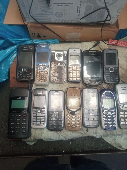 Telemóveis antigos e acessórios