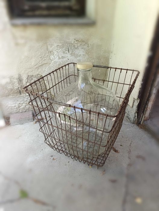 Gąsior do wina 60 litrów, stare zamknięcia do garażu, duża taczka ogrodowa,  wieszak na donice