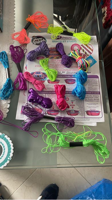 Crianca aprenda a dazer as duas pulseiras