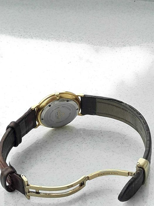 Продам наручные часы (на фото). Часы покупались в фирменном магазине.