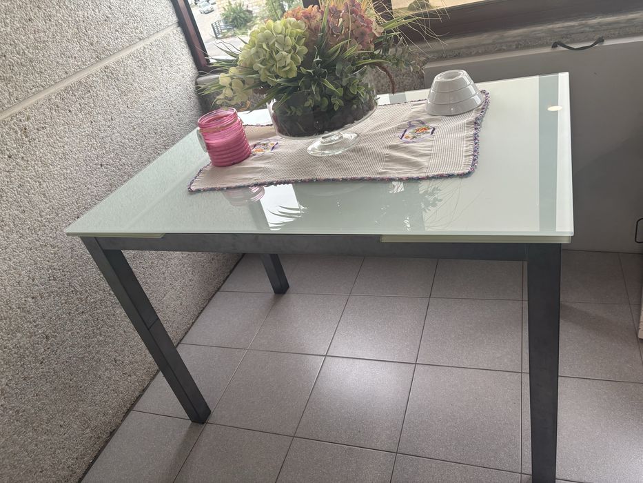 Mesa de vidro com aberturas