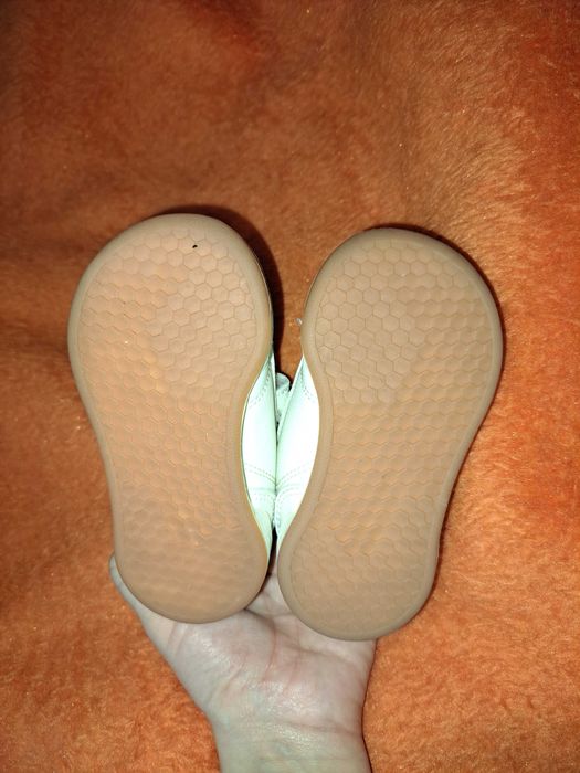 sapatinha adidas bege