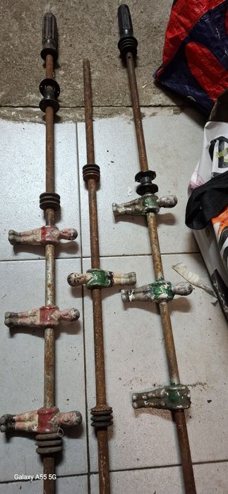 Vários varões com matraquilhos