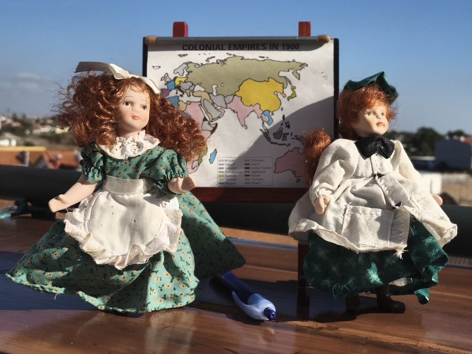 Coleção de bonecas com cabeça, pés e mãos de porcelana.