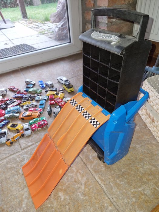 Autka plus pojemnik hot wheels