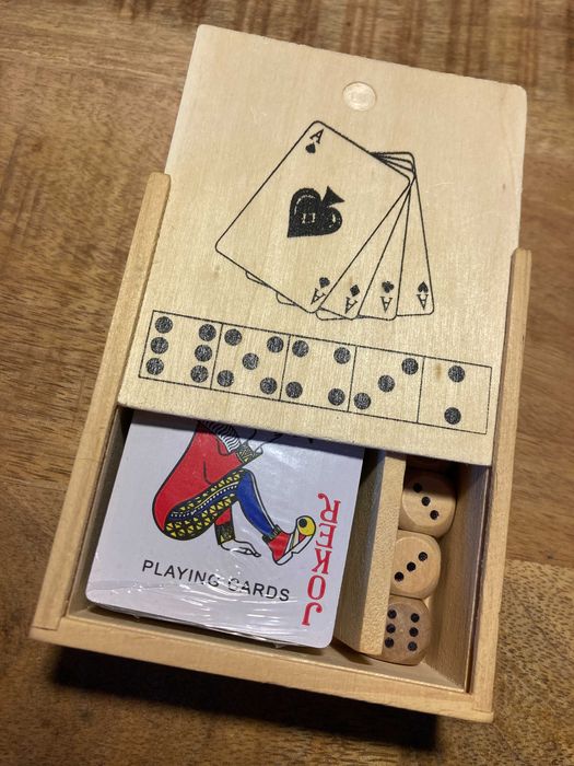 Подарок Набор карты игральные 2 шт + 5 кубиков в пенале Дерево Зарики