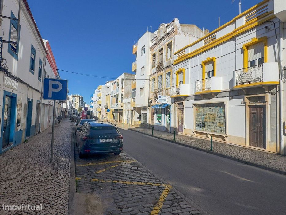 Loja com Excelentes Áreas para Arrendamento no Centro de Portimão.