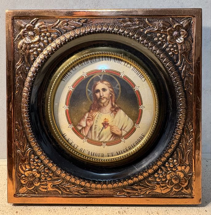 Magnífica antiga moldura em cobre com imagem do Sagrado Coração Jesus