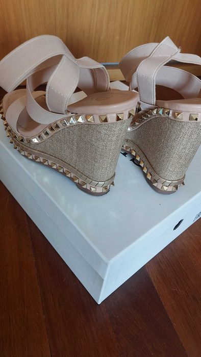 Sandálias de verão, como novas