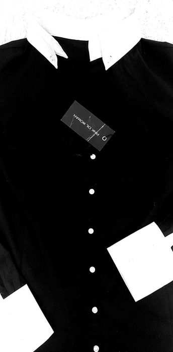 Czarna bluzka z białym kołnierzykiem i mankietami