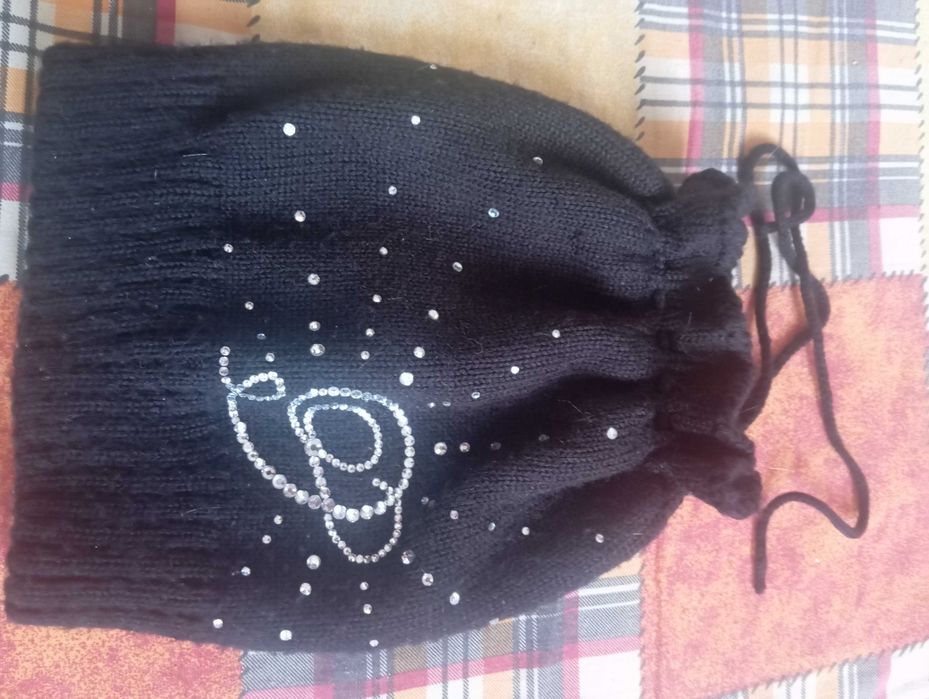 Шапка для дівчини під хвіст або гульку