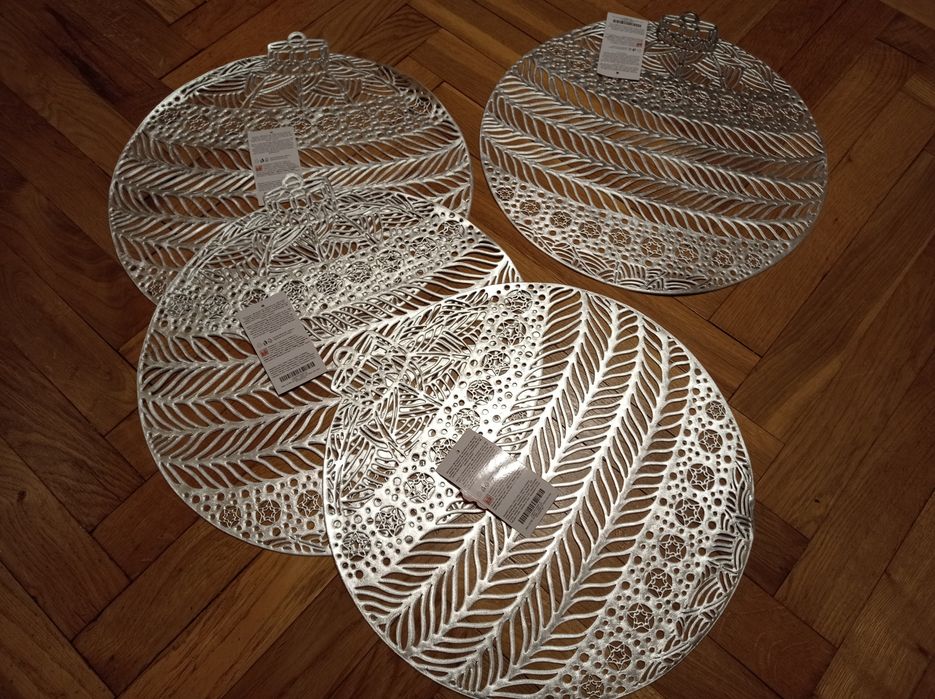 4 srebrne gumowe podkładki pod talerze bombki