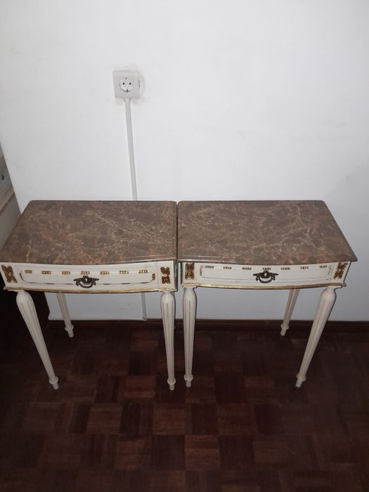 Par de Mesas de Cabeceira Clássicas com Tampo em Mármore