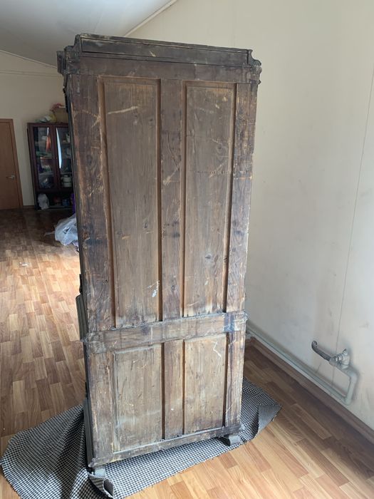 Продаеться старинный мебельный шкаф