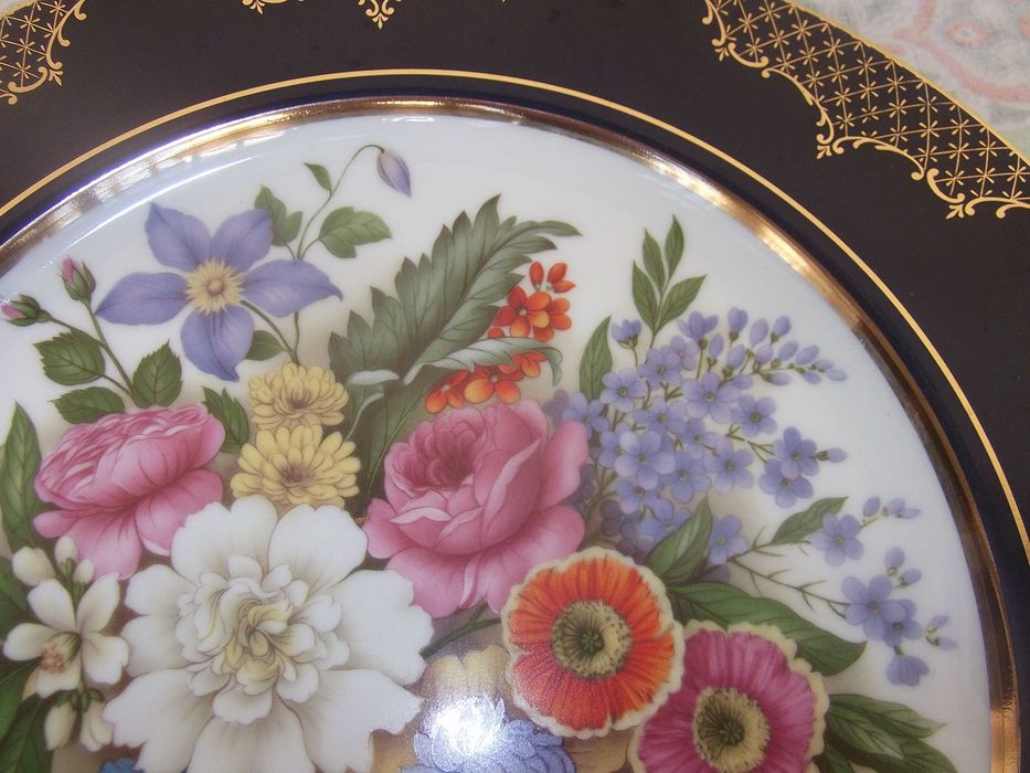 Pratos redondos porcelana flores/Round porcelain plates with flowers