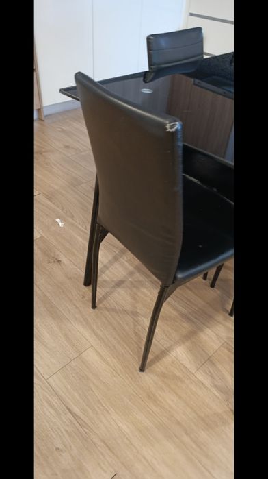 Conjunto Mesa de Jantar em Vidro Escuro + 5 Cadeiras Pretas