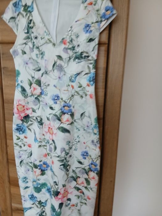 Sukienka za kolana  Mohito  na białym tle  kwiatki 36