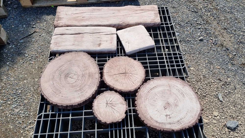 Płyty betonowe, płytki imitujące plastry drewna, krążki drewniane