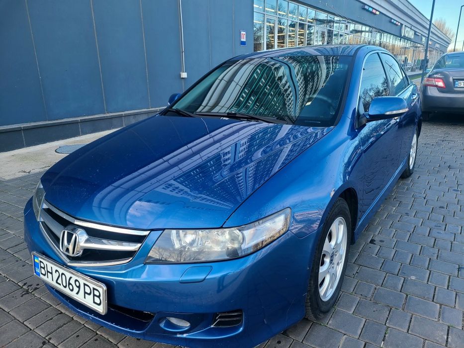 Продам Honda Accord, дуже гарний доглянутий стан, обслуговування тільки на офіціалі, є сервісна книга. Максимальна комплектація, технічно без зауважень, по мотору та акпп питань немає, ходова зроблена, нова зимня резина. Є камера заднього виду, дуже якісна мультимедіа. По кузову є дрібні недоліки. Газ є та вписан в тп