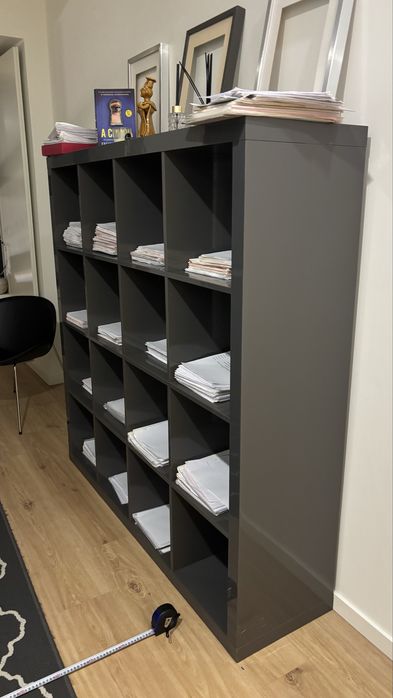 Estante cinza escuro